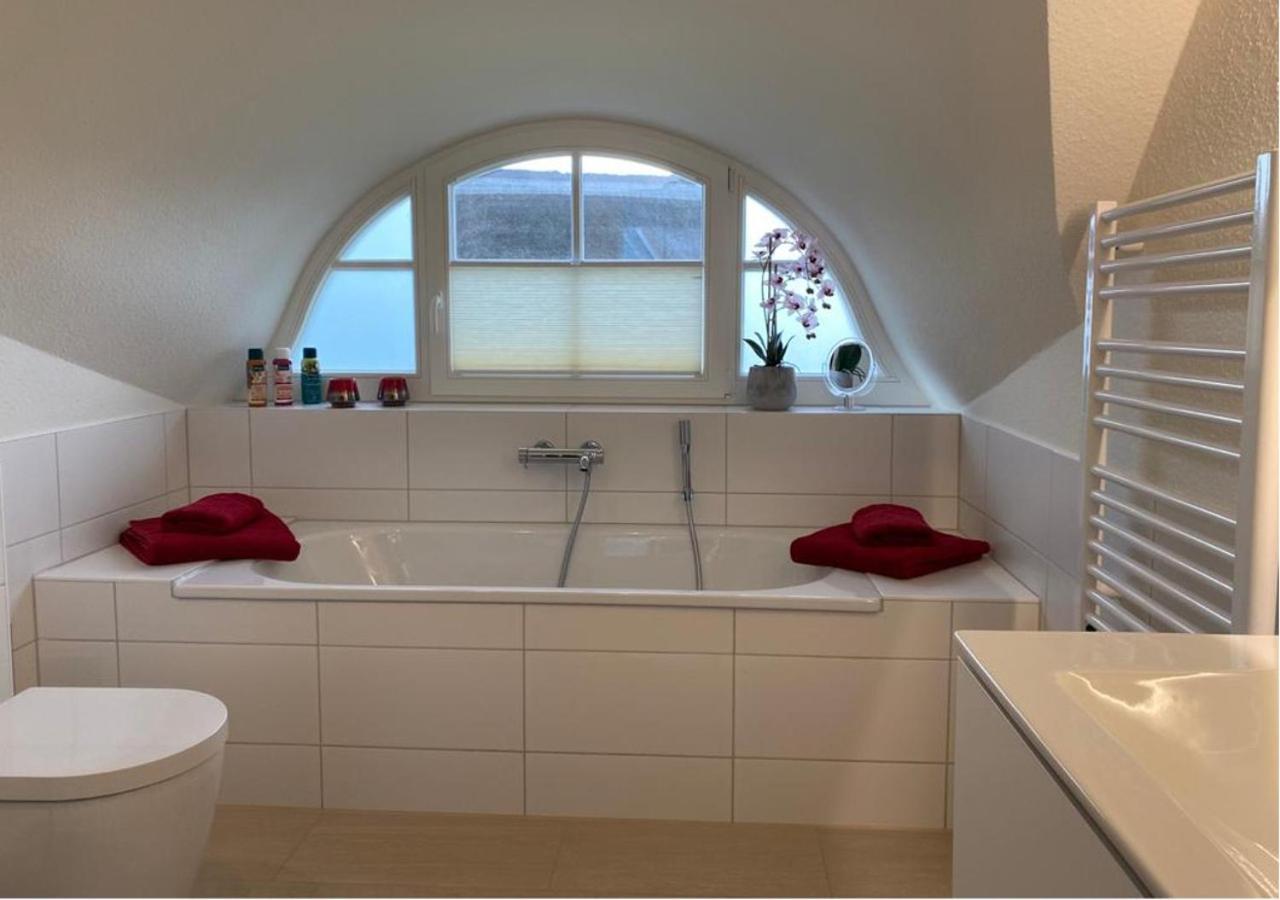 Modernes Reetdach-ostseeferienhaus Bella Mare, Insel Usedom Mit Sauna, Kamin & Sonnenterrasse Zirchow